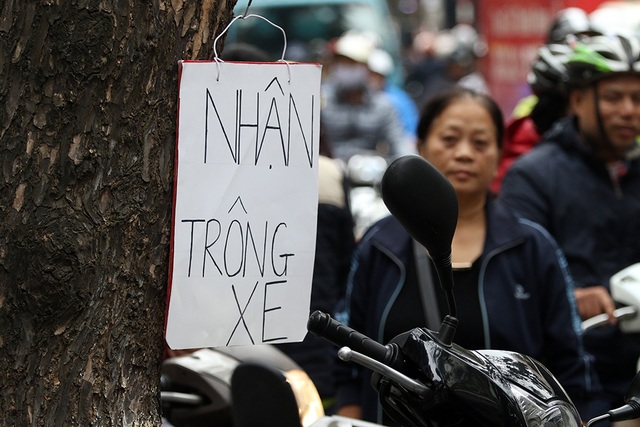 Tranh mua vàng ngày Thần tài, khách bị “chém đẹp” phí gửi xe - 1 Nhiều điểm trông xe tự phát (ảnh Mạnh Thắng)