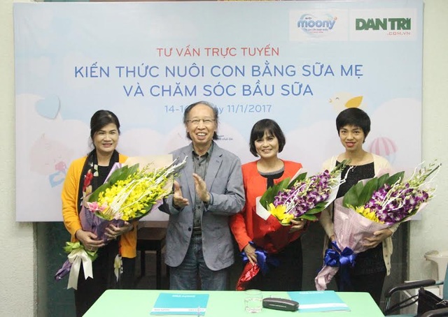 Bí quyết nuôi con bằng sữa mẹ từ chuyên gia - 1
Nhà báo Phạm Huy Hoàn, TBT Báo Dân trí tặng hoa các khách mời
