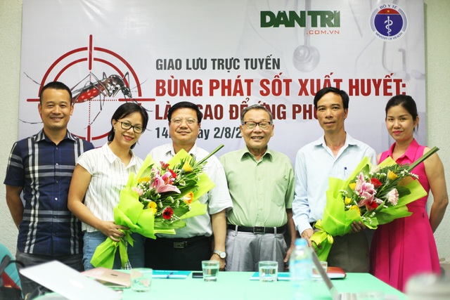 Giao lưu trực tuyến "Bùng phát sốt xuất huyết: Làm sao để ứng phó?" - 1
PGS.TS Nguyễn Văn Kính (thứ ba từ trái), Giám đốc BV Bệnh Nhiệt đới trung ương và BS Phạm Hùng, Trưởng phòng Kiểm soát bệnh truyền nhiễm (Cục Y tế dự phòng, Bộ Y tế) giao lưu online với độc giả Dân trí. Ảnh: Quý Đoàn