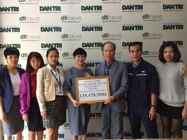 GM Việt Nam ủng hộ hơn 135 triệu đồng giúp đồng bào miền Trung bị lũ lụt - 1
Bà Lê Thanh Hải, Giám đốc Bán hàng và Tiếp thị Công ty TNHH General Motors Việt Nam (thứ 4 từ trái sang) trao số tiền 135.478.000 đồng đến nhà báo Phạm Huy Hoàn, Tổng Biên tập báo Dân trí để giúp đồng bào miền Trung bị lũ lụt