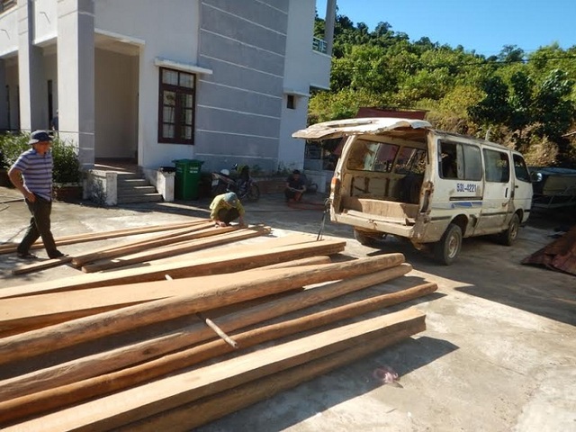 Chở gỗ lậu bị phát hiện, tài xế bỏ xe chạy thoát thân - 1 Số gỗ lậu bị lực lượng kiểm lâm bắt giữ