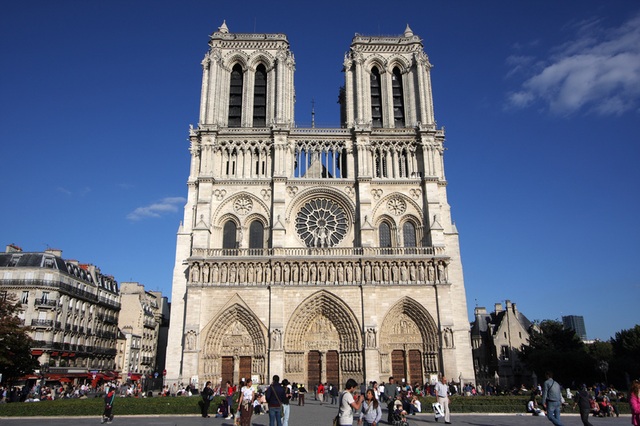Những điểm đến "nóng" nhất trên mạng xã hội Instagram - 9 Nhà thờ Đức Bà Paris là một nhà thờ Công giáo tiêu biểu cho phong cách kiến trúc gothic trên đảo Île de la Cité (nằm giữa dòng sông Seine) của Paris. Đây cũng là nhà thờ chính tòa của Tổng giáo phận Paris. Nơi này xây từ thế kỷ 12 và thu hút khách tôn giáo, phi tôn giáo từ khắp nơi trên thế giới.