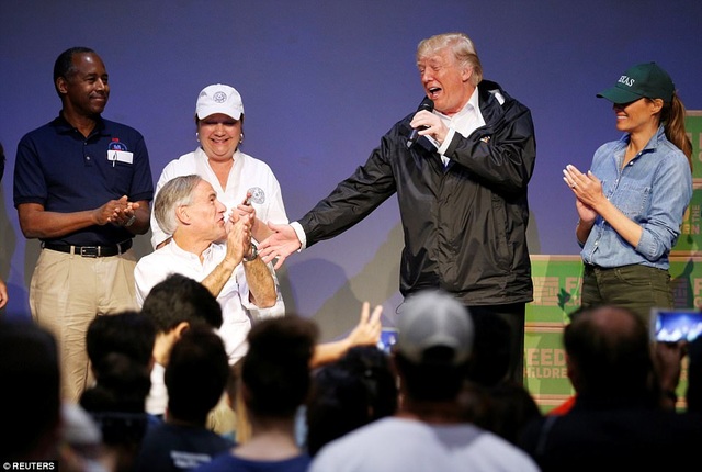 Vợ chồng ông Trump trực tiếp chuyển hàng cứu trợ cho nạn nhân bão lụt - 7
Sau khi chuyển hàng cứu trợ, ông Trump đã đến nhà thờ Pearland để gặp Thống đốc bang Texas Greg Abbott. Tổng thống Mỹ khen ngợi ông Abbott đã làm rất tốt trong đợt bão lụt vừa qua. (Ảnh: Reuters)