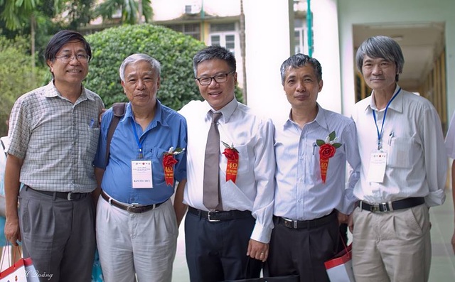 Ngăn chặn hiện tượng “vơ bèo vạt tép” để đạt chuẩn giáo sư, phó giáo sư - 2 GS Hà Huy Khoái (áo xanh) cùng GS Ngô Bảo Châu và các cộng sự.