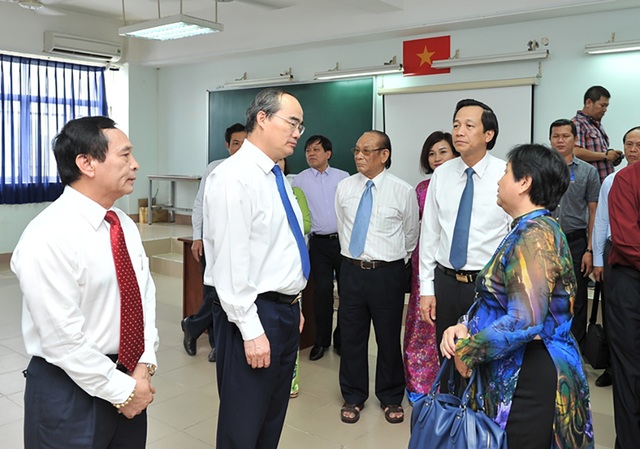 GS.TS. Nguyễn Thiện Nhân: Đào tạo đại học phải gắn nhu cầu xã hội - 2
GS.TS. Nguyễn Thiện Nhân trao đổi với các cán bộ, giảng viên trường ĐH Nguyễn Tất Thành.