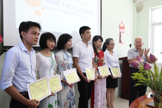 Cơ hội nào cho những sinh viên học ngành Dược? - 5
GS. Phạm Mạnh Hùng (ngoài cùng, bên phải), Chủ tịch Tổng hội Y Dược Việt Nam trao chứng chỉ sư phạm cho giảng viên khoa Dược ĐH Thành Tây.