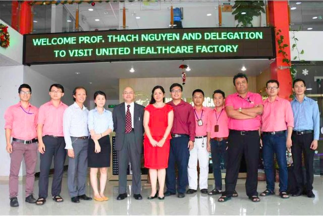 Vị Giáo sư Tim mạch nổi tiếng thế giới nặng lòng với sứ mệnh “trồng người” - 2 GS Thạch Nguyễn và các sinh viên khoa Y Đại học Tân Tạo tham quan nhà máy của công ty United Healthcare.