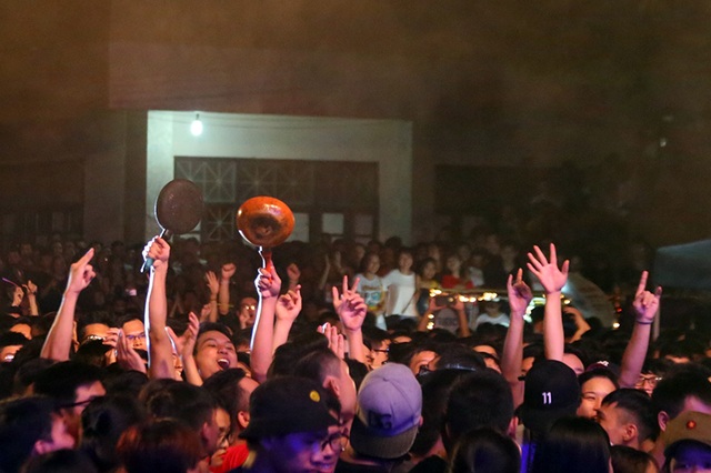 Dàn sao “khủng” cháy hết mình đón tân sinh viên ĐH Giao thông vận tải - 5
Theo dòng các sự kiện “ảo” trên mạng xã hội, nhiều bạn trẻ mang cả chảo đi để cổ vũ thêm phần “sung”