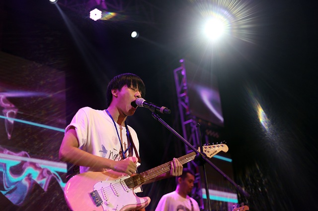 Dàn sao “khủng” cháy hết mình đón tân sinh viên ĐH Giao thông vận tải - 6
Ban nhạc Indie đình đám Ngọt “thổi bay” khán đài với set nhạc sôi động và máu lửa gồm các ca khúc từng “làm mưa làm gió” như Cho tôi đi theo, Be Cool, Cá hồi..