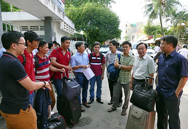 Giảng viên đại học “vác” ghế bố, màn chống muỗi xuống tỉnh coi thi - 3 Trường ĐH Giao thông vận tải TPHCM cử gần 300 cán bộ coi thi lên Đắk Nông
