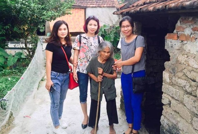 Cô giáo trẻ đam mê làm từ thiện - 1 Cô giáo Trang (bìa phải) cùng những người bạn đến thăm hoàn cảnh khó khăn.