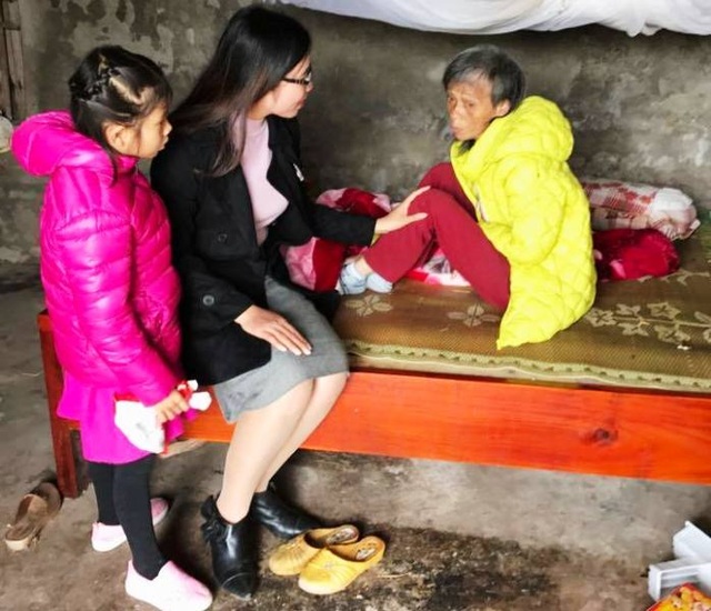 Cô giáo trẻ đam mê làm từ thiện - 3 Hai mẹ con cô giáo Trang cùng đến thăm một cụ già có hoàn cảnh khó khăn.