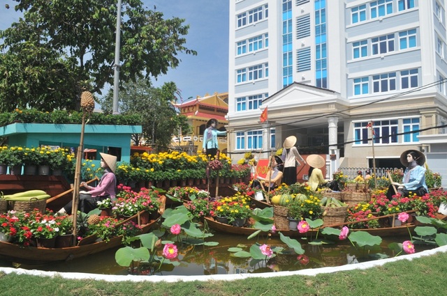 Ngắm đường hoa Tây Đô sống động trong sắc Xuân mới - 12 Du khách ấn tượng với một góc chợ nổi Cái Răng