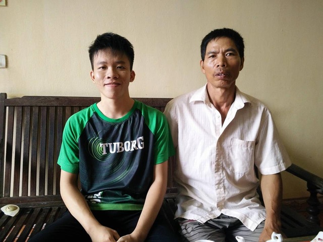 Bố đạp xích lô, mẹ bệnh tim, con đạt thủ khoa khối A - 1 Em Nguyễn Minh Quang, thủ khoa khối A kỳ thi THPT quốc gia 2017 ở Ninh Bình bên bố mình.