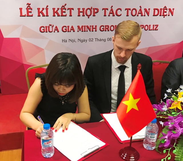 Gia Minh Group trở thành nhà phân phối thiết bị nhà bếp chuẩn châu Âu - 2 Bà Phạm Thị Kiều trong buổi ký kết