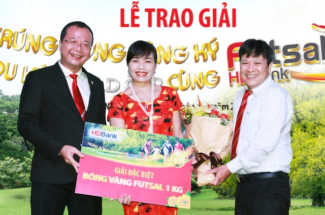 Khách hàng HDBank trúng quả bóng vàng 1 kg - 1 Khách hàng Đinh Thị Hoan (đứng giữa) vui mừng đón nhận giải thưởng.