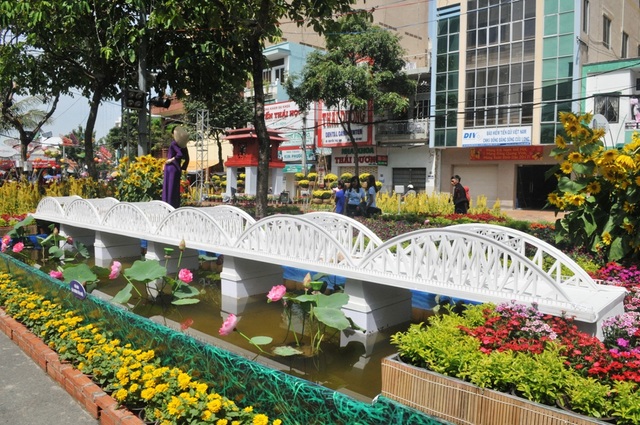 Ngắm đường hoa Tây Đô sống động trong sắc Xuân mới - 5 Mô hình cầu Trường Tiền