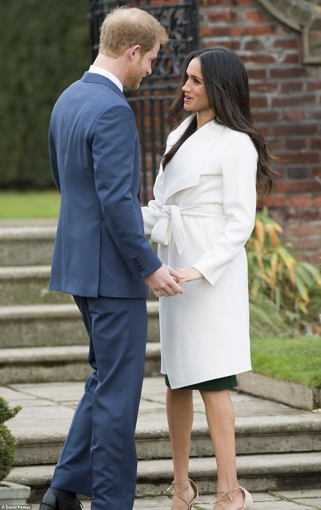 Hoàng tử Harry và vị hôn thê hơn tuổi ra mắt sau thông báo lễ cưới - 5
Anh chia sẻ, anh nhận ra Meghan Markle là một nửa của mình ngay ngày đầu tiên gặp gỡ. Được biết, Hoàng tử Harry, 33 tuổi, và bạn gái diễn viên người Mỹ, 36 tuổi, quen biết nhau qua giới thiệu của bạn bè và họ gặp gỡ lần đầu vào tháng 7/2016. (Ảnh: Dailymail)