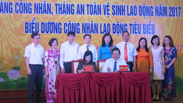 Hàng giá ưu đãi và học học bổng đến với công nhân Bắc Ninh - 2 Hàng giá ưu đãi và học học bổng đến với công nhân Bắc Ninh - 2