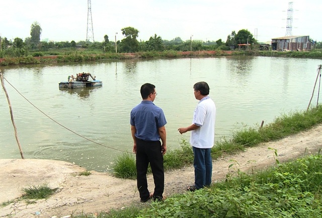 Vụ đại gia thủy sản đi nước ngoài biệt tăm: Lấy tiền hoàn thuế trả nợ cho nông dân - 1
Hiện các nông dân chỉ chờ Ngân hàng Nhà nước Việt Nam phê duyệt phương án như Tổ xử lý nợ đưa ra trong buổi họp hôm nay là các hộ dân bị nợ ngân hàng (giá trị giao cá cao hơn dư nợ) sẽ được giải cứu