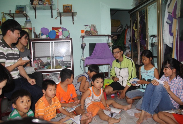 Cảm phục người phụ nữ 8 năm dạy chữ miễn phí cho trẻ em bán vé số - 2 Nhờ có sự tiếp sức của các bạn sinh viên, lớp học cô Hiếu mở rộng đối tượng, tiếp nhận những học sinh kém và những em học sinh có hoàn cảnh khó khăn không có điều kiện học thêm