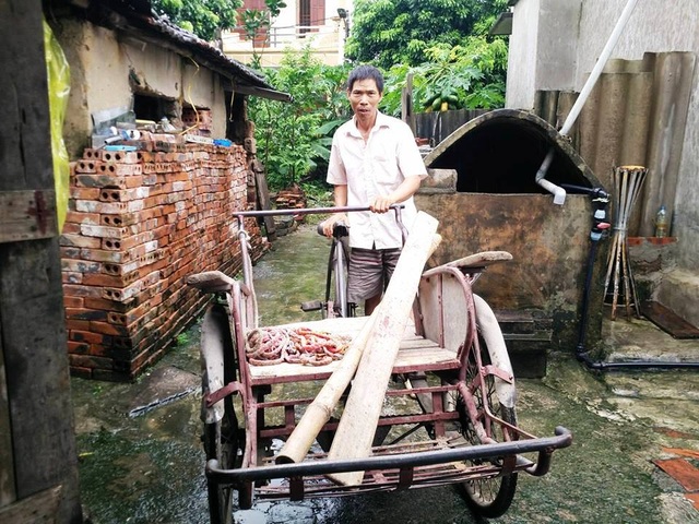 Bố đạp xích lô, mẹ bệnh tim, con đạt thủ khoa khối A - 2 Anh Nguyễn Văn Chiều làm nghề đạp xích lô nuôi cả gia đình, dành hết mọi nguồn lực để nuôi con ăn học nên người.