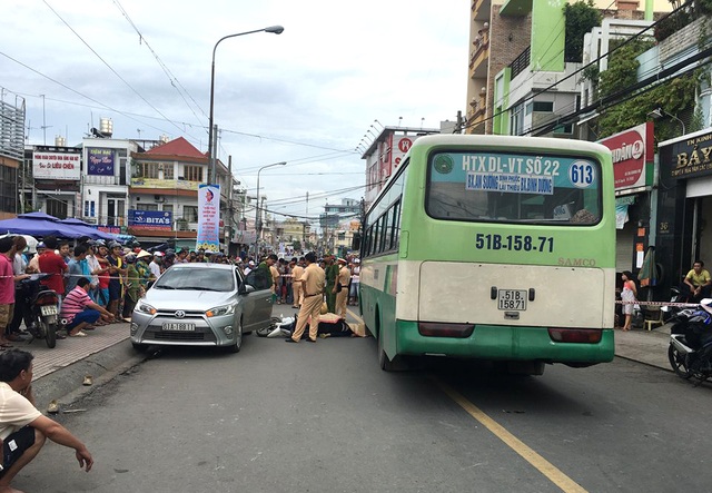 Vụ mở cửa xe bất cẩn gây tai nạn: Cuộc tình 10 năm chia ly trong thảm cảnh! - 1 Hiện trường vụ tai nạn thương tâm khiến chị N. chết thảm.