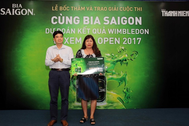 Lộ diện 2 khán giả may mắn trúng giải đặc biệt đi Mỹ xem US Open - 3 Nhà báo Đức Trung, Phó tổng thư ký tòa soạn báo Thanh Niên trao giải nhất cuộc thi giai đoạn 1 .