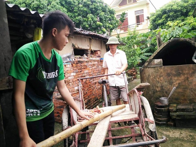 Bố đạp xích lô, mẹ bệnh tim, con đạt thủ khoa khối A - 5 Quang phụ giúp bố làm các công việc nhà để trưởng thành hơn, sau này vào môi trường mới để có thể tự lập.