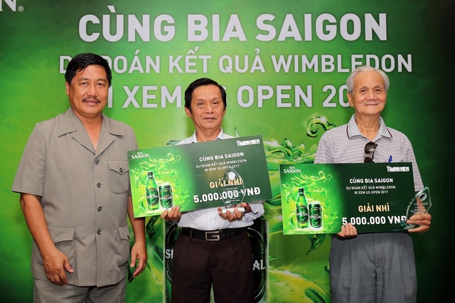 Lộ diện 2 khán giả may mắn trúng giải đặc biệt đi Mỹ xem US Open - 4 Ông Đoàn Quốc Cường, Tổng thư ký Liên đoàn quần vợt Việt Nam trao giải nhì cho hai đọc giải của giai đoạn 1.