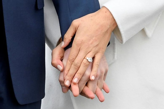 Hoàng tử Harry và vị hôn thê hơn tuổi ra mắt sau thông báo lễ cưới - 6
Dailymail cho biết, Hoàng tử Harry đã cầu hôn bạn gái hồi đầu tháng này và họ sẽ kết hôn vào đầu năm sau sau khi được sự đồng ý của Nữ hoàng và cha mẹ Meghan. (Ảnh: Reuters)