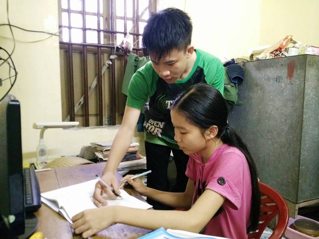 Bố đạp xích lô, mẹ bệnh tim, con đạt thủ khoa khối A - 4
Ngoài thời gian học cho mình, Quang còn giúp bố mẹ kèm cặp em gái học bài.