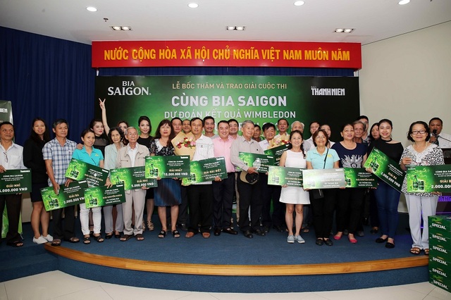 Lộ diện 2 khán giả may mắn trúng giải đặc biệt đi Mỹ xem US Open - 2 Phóng viên HTV bốc thăm đọc giả Phương Đông trúng giải nhất cuộc thi giai đoạn 2.