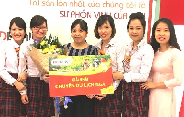 Khách hàng HDBank trúng quả bóng vàng 1 kg - 3 Khách hàng Nguyễn Thị Duyên (thứ ba từ trái sang) tại Tây Hồ, Hà Nội trúng thưởng giải nhất - chuyến du lịch xem WorldCup 2018 tại Nga trị giá 50 triệu đồng.