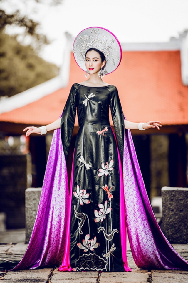 Á hậu Hà Thu lên tiếng về áo dài cách tân - 2 Bộ trang phục truyền thống được thiết kế cho Hà Thu tham dự Hoa hậu Liên lục địa 2015.
