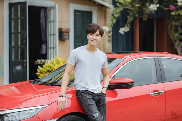 Thêm "soái ca góc nghiêng thần thánh" được dân mạng săn lùng - 4 Nụ cười toả nắng của soái ca