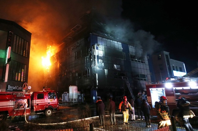 Korea Times dẫn thông báo từ Cơ quan hỏa hoạn Chungbuk cho biết đám cháy bắt đầu bốc lên từ tầng hầm để xe của trung tâm thể hình cao 8 tầng ở thành phố Jecheon, cách thủ đô Seoul khoảng 170 km về phía đông nam, vào lúc 3h53 chiều nay theo giờ địa phương. (Ảnh: Reuters)