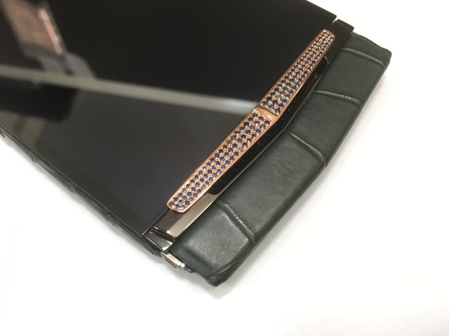 Ngắm mẫu Vertu Signature Touch được chế tác giá 500 triệu đồng - 2 Ngắm mẫu Vertu Signature Touch được chế tác giá 500 triệu đồng - 2