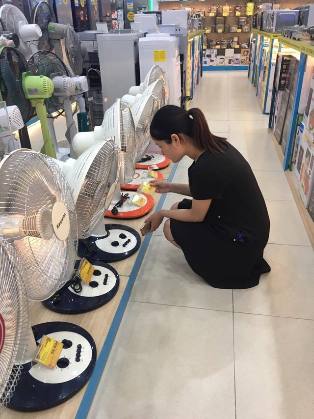 Hàng giữ nhiệt ế ẩm vì “mùa đông không lạnh” - 1 Hàng sưởi ế ẩm, chỉ có vài khách ngó qua