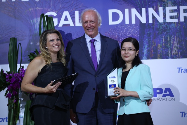 Cuối năm 2019 chính thức bay thẳng Việt Nam - Mỹ? - 2 Đại diện Vietnam Airlines (phải) nhận giải thưởng Hãng hàng không của năm tại Singapore hôm 8/11