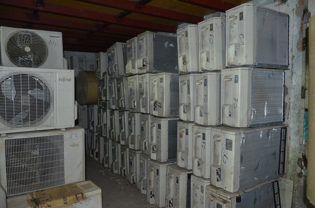 Phát hiện kho điện tử, điện lạnh cũ nhập lậu cực lớn - 3 Phát hiện kho điện tử, điện lạnh cũ nhập lậu cực lớn - 3