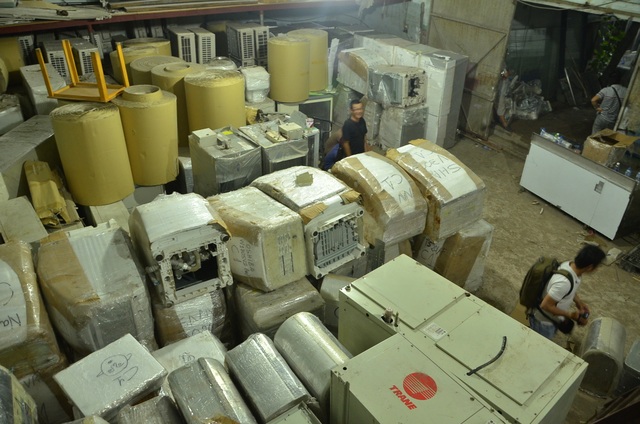 Phát hiện kho điện tử, điện lạnh cũ nhập lậu cực lớn - 2 Phát hiện kho điện tử, điện lạnh cũ nhập lậu cực lớn - 2