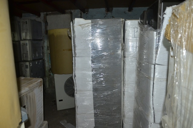 Phát hiện kho điện tử, điện lạnh cũ nhập lậu cực lớn - 4 Các mặt hàng cục nóng máy lạnh, máy điều hòa, tủ lạnh đều đã qua sử dụng