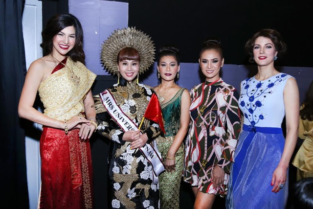 Hoa hậu Quý bà Hoàn vũ Việt Nam hội ngộ dàn hoa hậu quốc tế ở Thái Lan - 10 Dàn người đẹp cùng trò chuyện sôi nổi, vui vẻ.