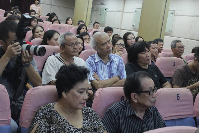 Nếu tiếp diễn tình trạng tồi tệ, địa chỉ Hãng phim truyện sẽ biến thành chợ trời? - 1 Các nghệ sỹ có mặt tại trụ sở Hội Điện ảnh Việt Nam sáng 21/9 để bày tỏ tâm sự của mình. Ảnh: QĐ
