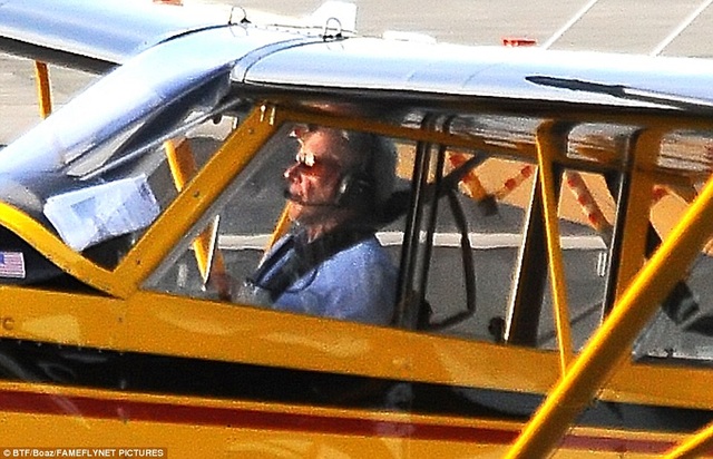 Tài tử 74 tuổi lái máy bay, suýt gây tai nạn thảm khốc - 1 Tài tử Harrison Ford ngồi trong chiếc trực thăng Husky trước khi cất cánh từ sân bay Santa Monica, bang California, vào thứ 2 vừa qua. Khi hạ cánh ở sân bay John Wayne (cùng bang), ông đã suýt đâm phải một chiếc Boeing 737 đang chở khách.