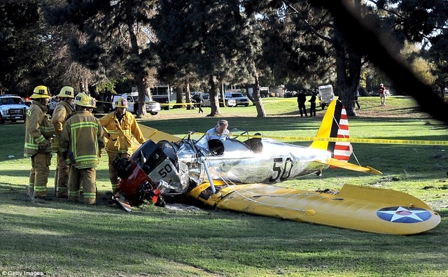 Tài tử 74 tuổi lái máy bay, suýt gây tai nạn thảm khốc - 9 Năm 2015, Harrison Ford đã từng gặp phải một tai nạn hàng không khi động cơ trực thăng bất ngờ bị hỏng ngay trên bầu trời. Ông đã cố đưa chiếc may bay vào khu vực của một sân golf, tại đây, chiếc máy bay đã bị rơi tự do từ độ cao hơn 900m.