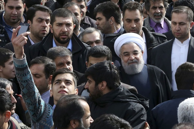 Ảnh "tự sướng" của các nguyên thủ thế giới - 8
Một người đàn ông Iran chụp ảnh tự sướng với Tổng thống Iran Hassan Rouhani tháng 2/2016. (Ảnh: AP)