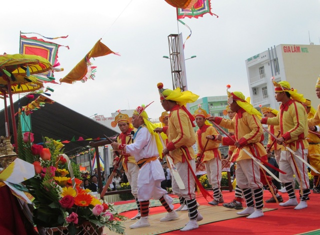 Đà Nẵng tưng bừng khai hội cầu ngư - 3 Hát bả trạo là một phần không thể thiếu trong lễ hội cầu ngư của người dân biển miền Trung