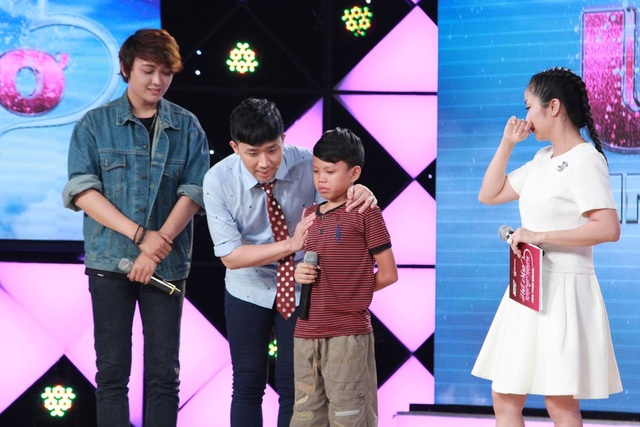 Nghẹn ngào chuyện bà mẹ khiếm thị thi hát kiếm tiền mổ tim cho con trai - 2 Thí sinh Đức Duy và cậu bé Thiện khiến MC lẫn giám khảo và khán giả không cầm được nước mắt.